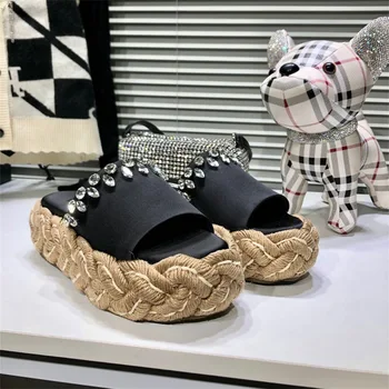 Тапочки в летнем стиле 2022 года с кисточками из горного хрусталя, соломенная пляжная обувь с перекрученной стороной, босоножки на платформе с наклонным каблуком, женские босоножки на высоком каблуке