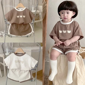 Комплекты одежды для малышей с милым медведем, 2023, Корейская версия, костюмы с рисунком Медведя из мультфильма для маленьких мальчиков и девочек, повседневная хлопковая футболка + короткие 2 шт.